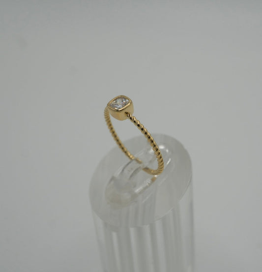 Anillo en Plata 925 con baño de Oro, con zirconia corte cuadrado