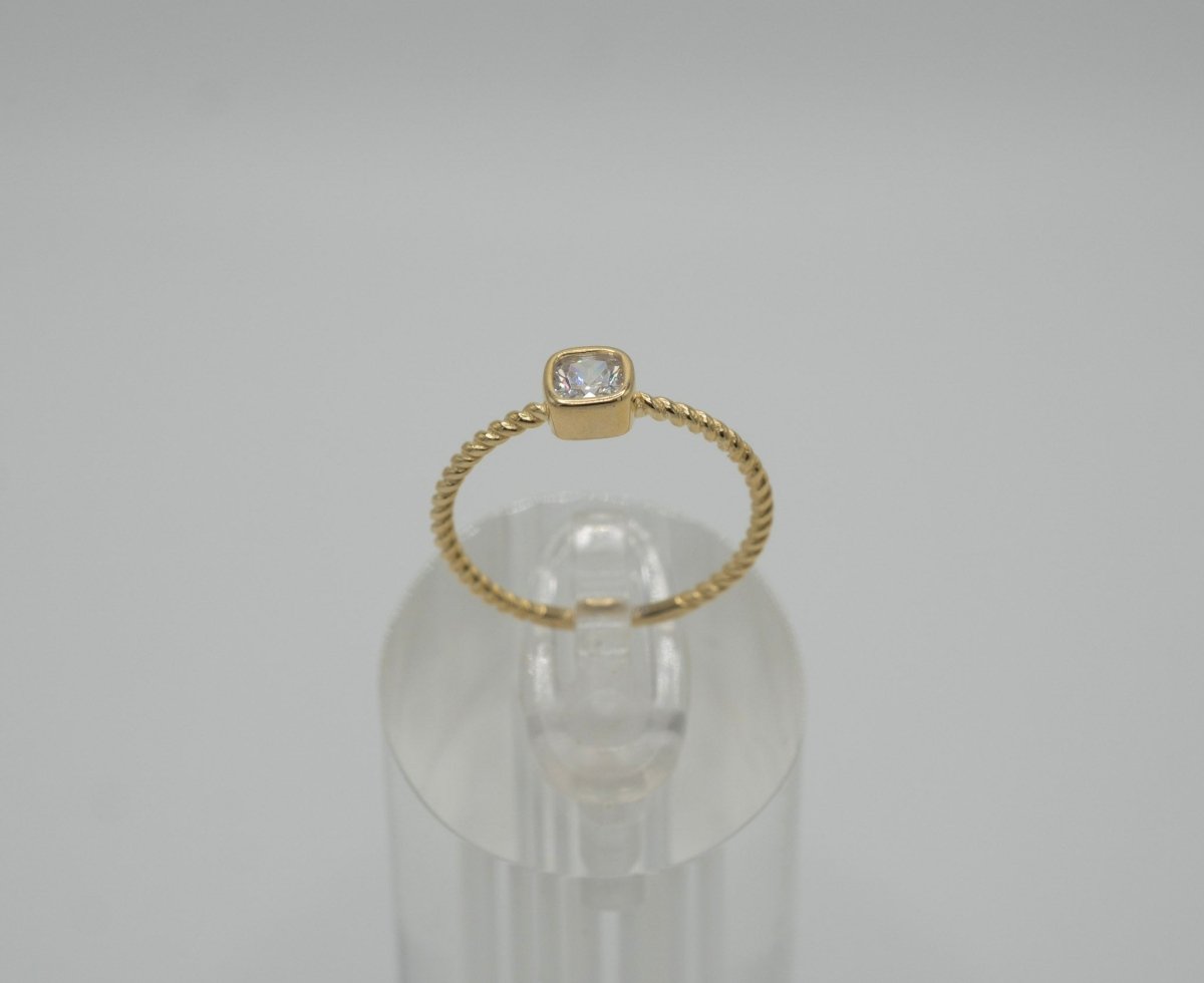 Anillo en Plata 925 con baño de Oro, con zirconia corte cuadrado