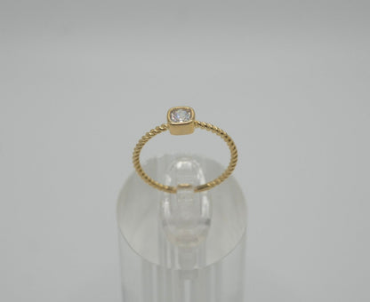 Anillo en Plata 925 con baño de Oro, con zirconia corte cuadrado