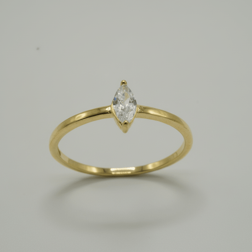 Anillo en Plata de ley 925 con baño de Oro 14K, con Circonita en forma de Marquesa
