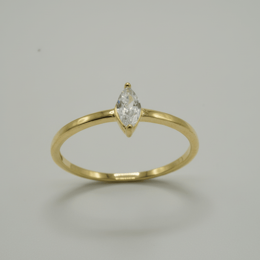 Anillo en Plata de ley 925 con baño de Oro 14K, con Circonita en forma de Marquesa