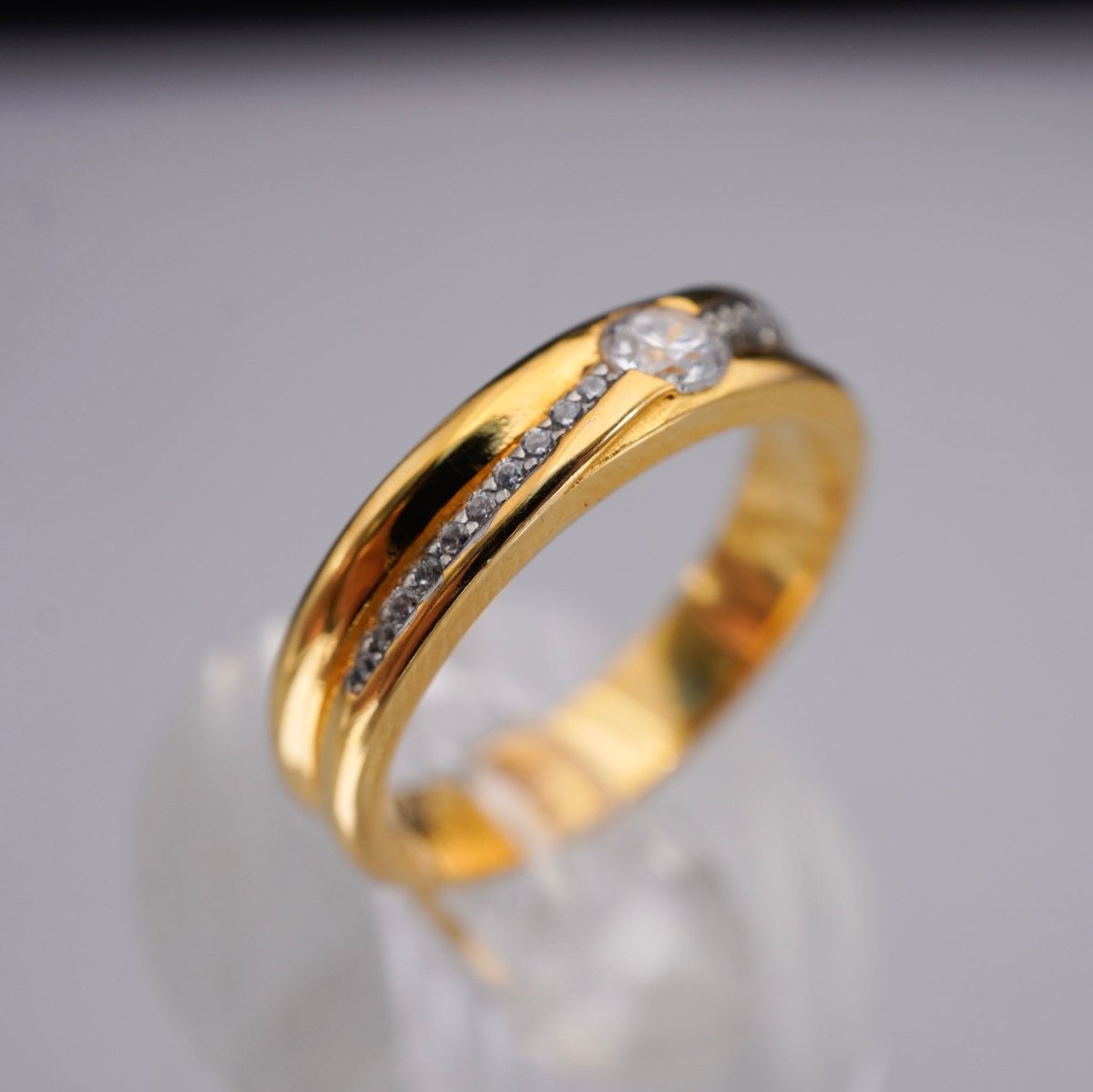 Anillo estilo Argolla de Plata 925 con Baño de Oro 18K y Zirconias Cúbicas