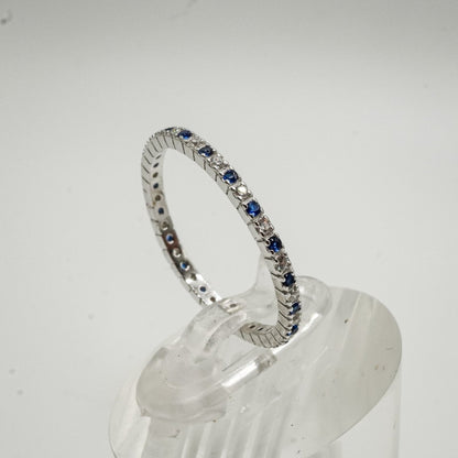 Anillo "Eternidad Azul", captura la esencia del amor, con circonitas blancas y azules