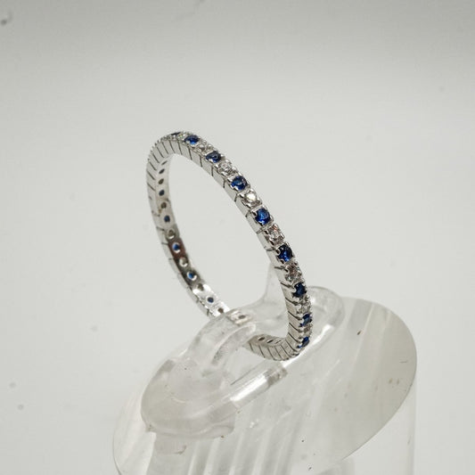 Anillo "Eternidad Azul", captura la esencia del amor, con circonitas blancas y azules