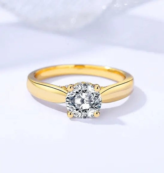 Anillo exclusivo, refinado y sofisticado. Plata 925 con baño de oro 18K, Moissanita de 6,5mm, de corte brillante. Detalle de plata 925 con certificado de autenticidad GRA - Aurora Boré