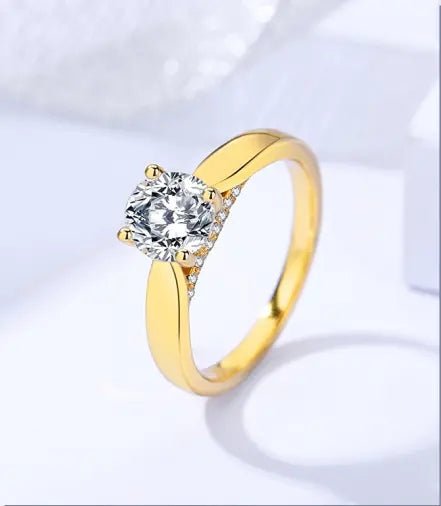 Anillo exclusivo, refinado y sofisticado. Plata 925 con baño de oro 18K, Moissanita de 6,5mm, de corte brillante. Detalle de plata 925 con certificado de autenticidad GRA - Aurora Boré