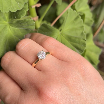 Anillo exclusivo, refinado y sofisticado. Plata 925 con baño de oro 18K, Moissanita de 6,5mm, de corte brillante. Detalle de plata 925 con certificado de autenticidad GRA - Aurora Boré