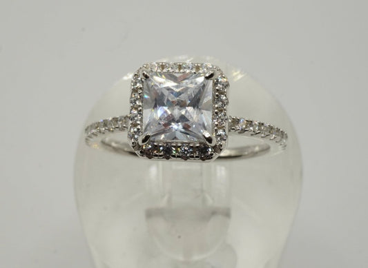 Anillo Halo en Plata 925 con Zirconia Cúbica en Corte Cuadrado