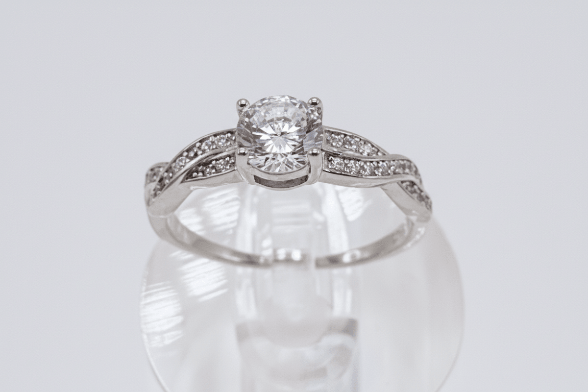 Anillo “Infinito de Luz” en Plata 925 con Zirconia Central