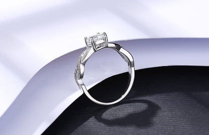 Anillo Infinito de plata 925 de primera calidad con zirconias, brillo y elegancia