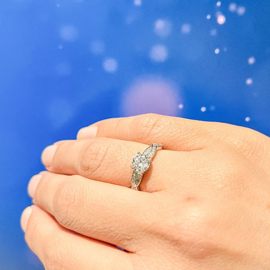 Anillo Infinito de plata 925 de primera calidad con zirconias, brillo y elegancia