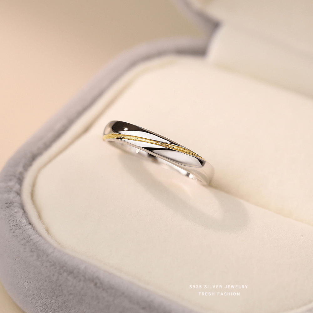 Anillo Línea Dorada Ella – Plata 925 con Detalle en Oro