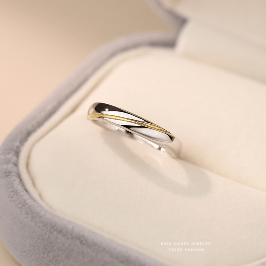 Anillo Línea Dorada Ella – Plata 925 con Detalle en Oro