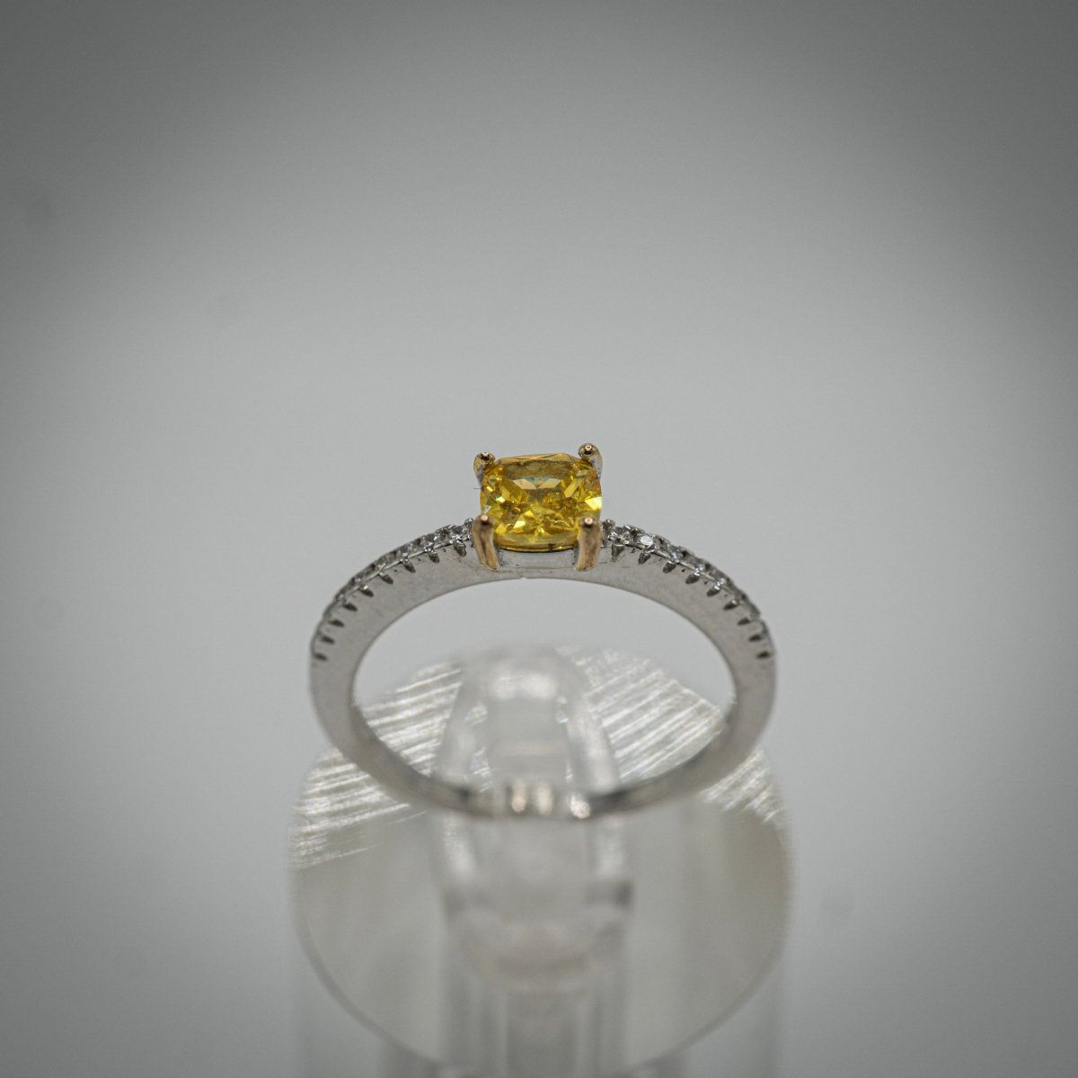 Anillo “Luz Dorada” – Plata 925 con Piedra Amarilla Corte Princesa
