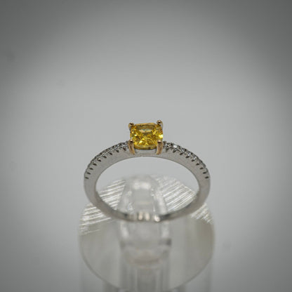 Anillo “Luz Dorada” – Plata 925 con Piedra Amarilla Corte Princesa