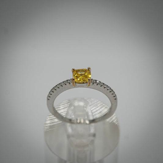 Anillo “Luz Dorada” – Plata 925 con Piedra Amarilla Corte Princesa