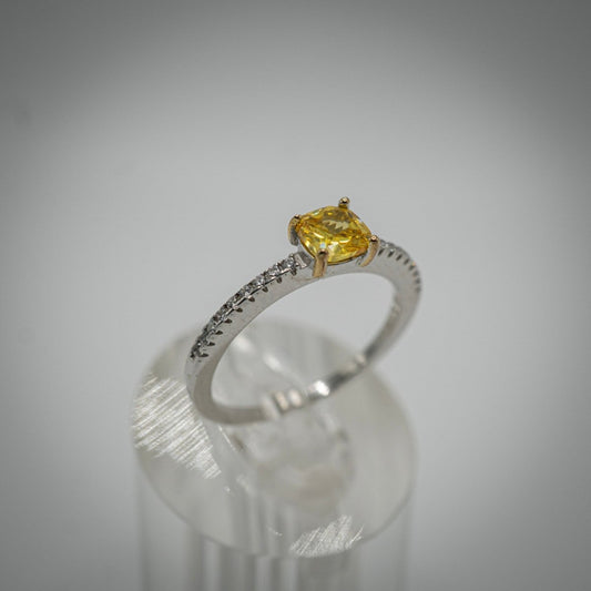 Anillo “Luz Dorada” – Plata 925 con Piedra Amarilla Corte Princesa