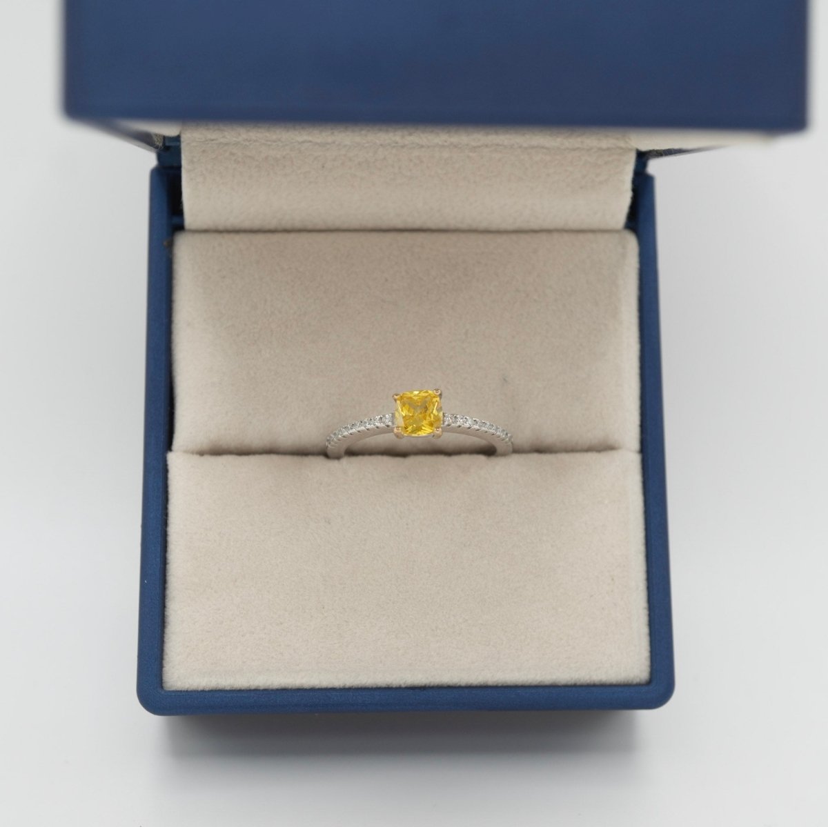 Anillo “Luz Dorada” – Plata 925 con Piedra Amarilla Corte Princesa