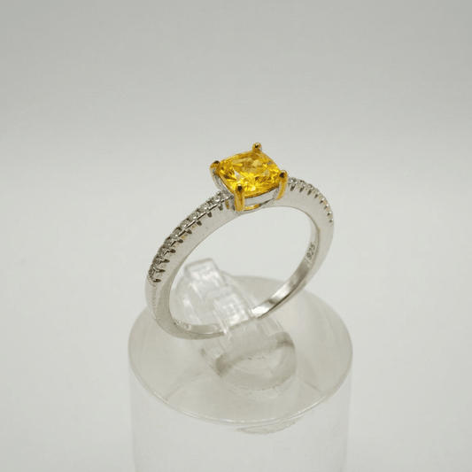 Anillo “Luz Dorada” – Plata 925 con Piedra Amarilla Corte Princesa