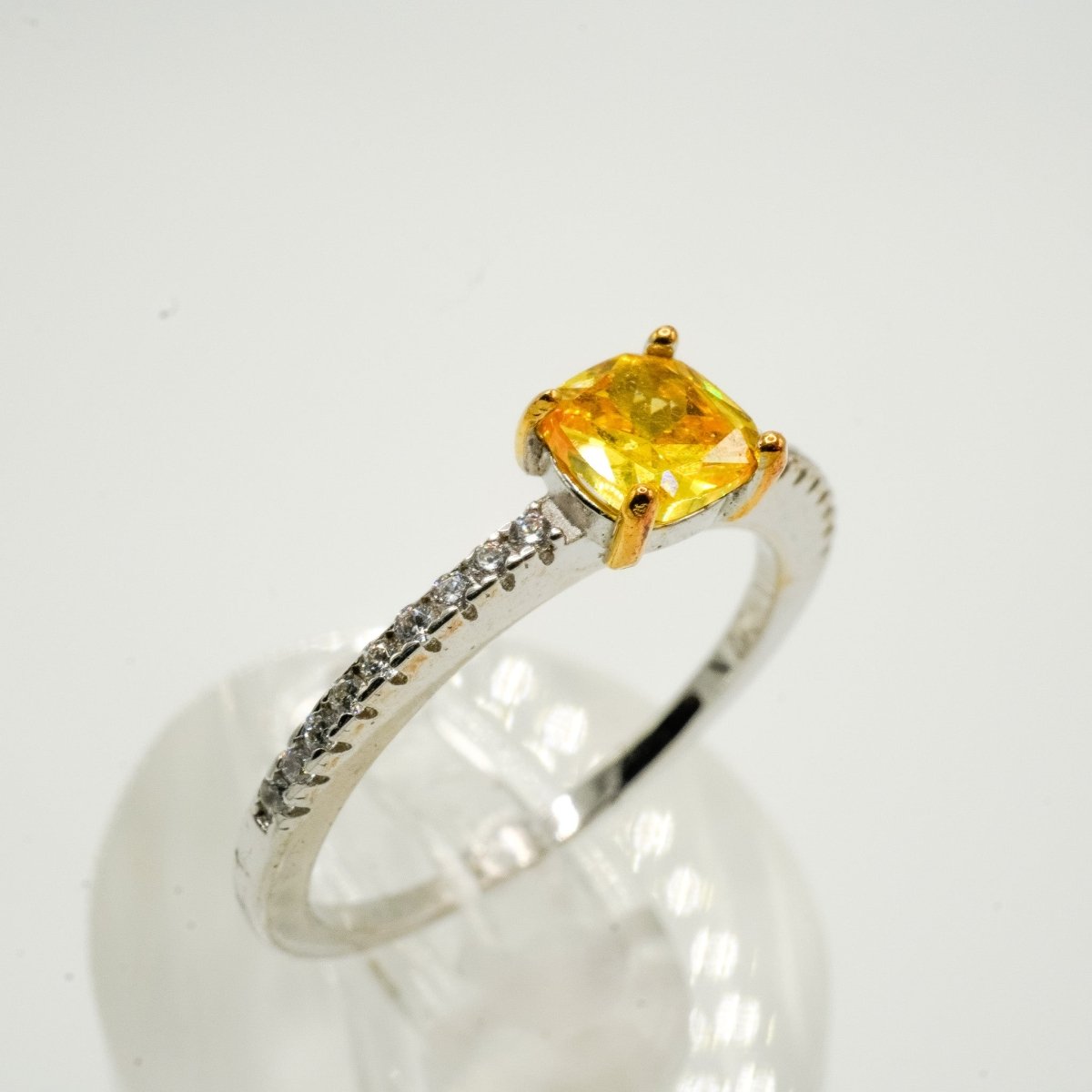 Anillo “Luz Dorada” – Plata 925 con Piedra Amarilla Corte Princesa