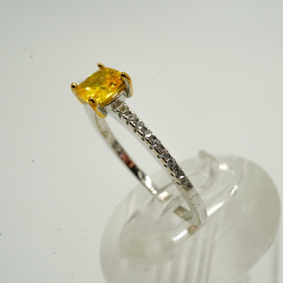 Anillo “Luz Dorada” – Plata 925 con Piedra Amarilla Corte Princesa