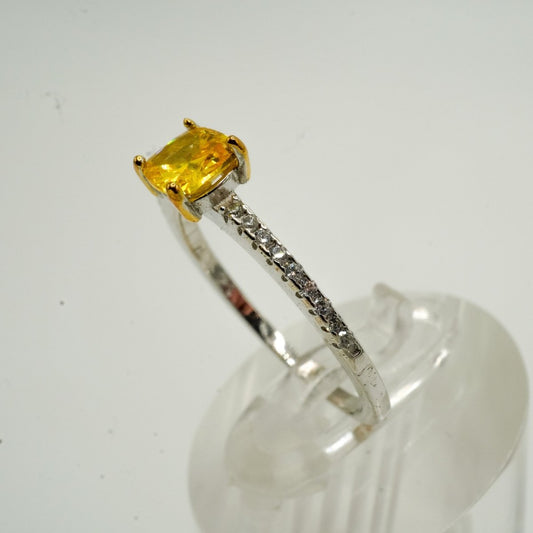 Anillo “Luz Dorada” – Plata 925 con Piedra Amarilla Corte Princesa