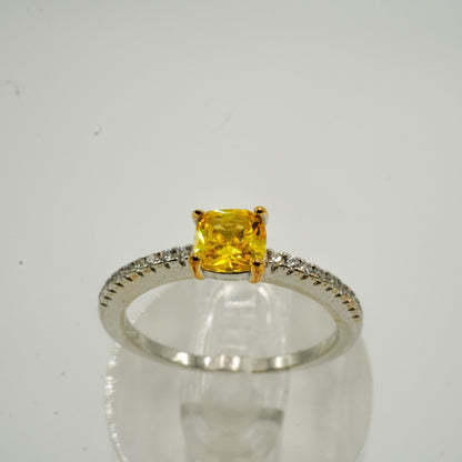 Anillo “Luz Dorada” – Plata 925 con Piedra Amarilla Corte Princesa