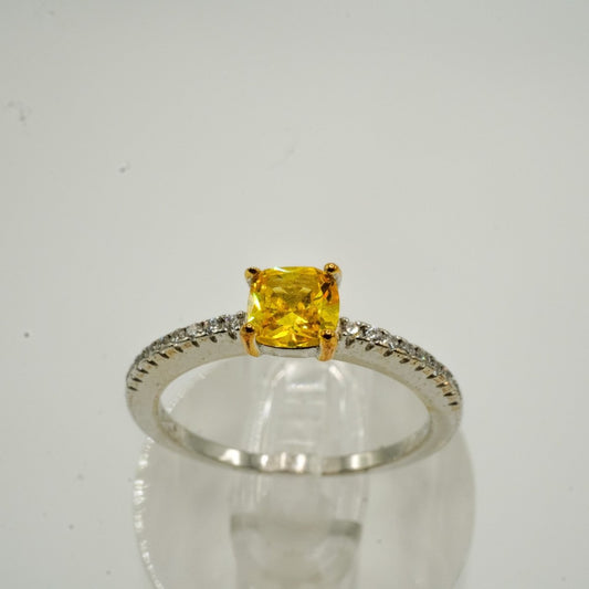 Anillo “Luz Dorada” – Plata 925 con Piedra Amarilla Corte Princesa