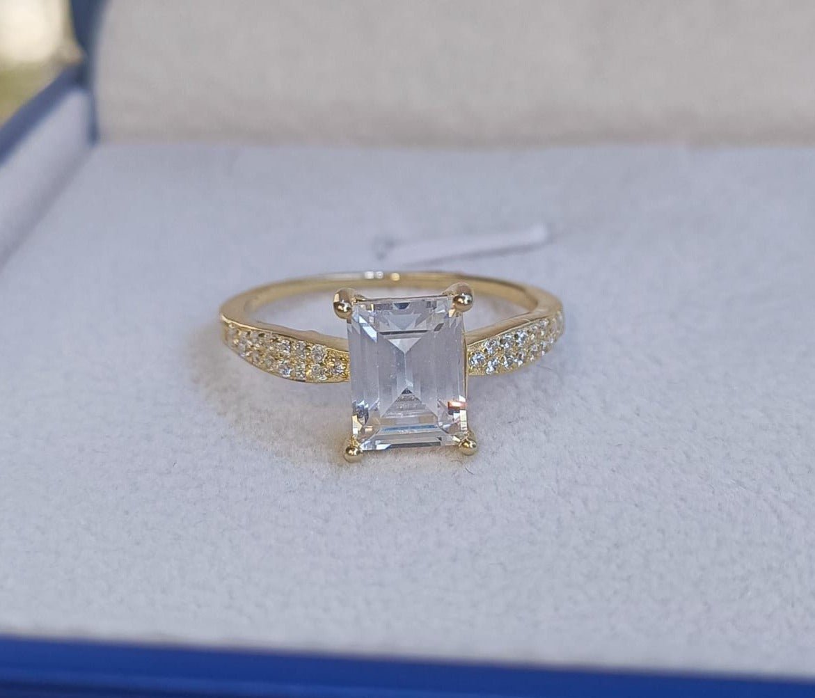 Anillo Material Plata 925 con baño de Oro de 14K Anillo de Lujo Mujer Anillo de corte esmeralda