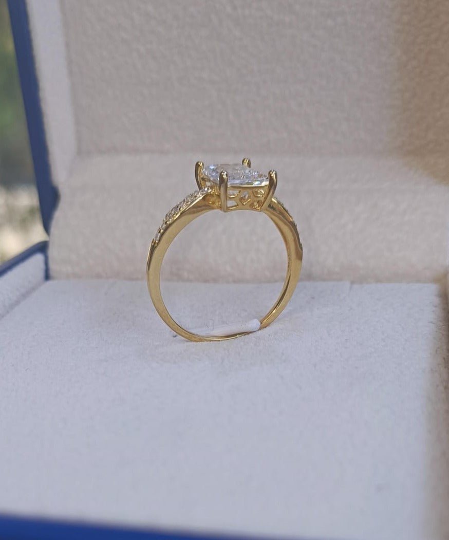 Anillo Material Plata 925 con baño de Oro de 14K Anillo de Lujo Mujer Anillo de corte esmeralda