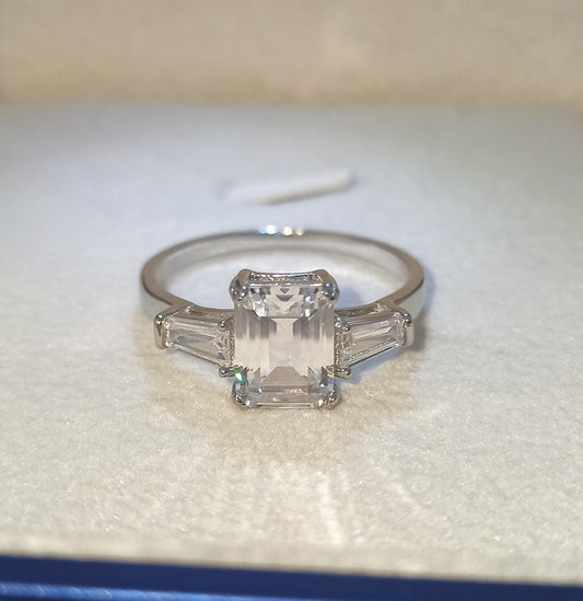 Anillo material plata de ley 925 cuenta con tres zirconias de corte Esmeralda.