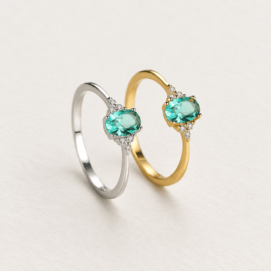 Anillo "Mística Verde" con Circonita Esmeralda Ovalada y Zirconias