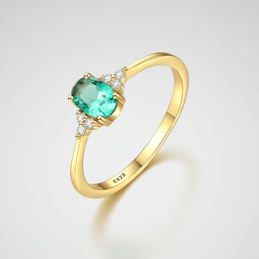 Anillo "Mística Verde Dorada" con Circonita Esmeralda Ovalada y Zirconias
