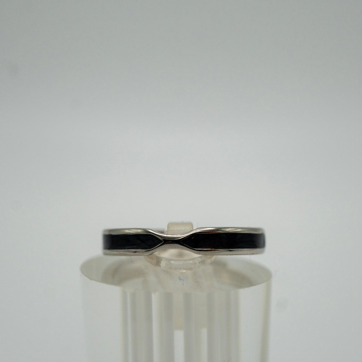 Anillo Olas del Alma, Plata 925 con esmalte negro y diseño ondulado