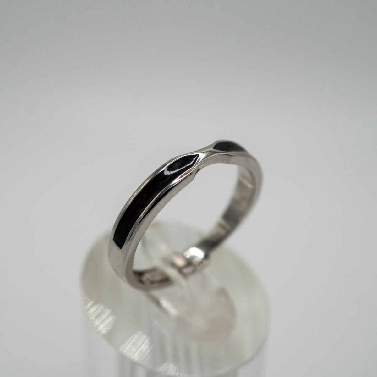 Anillo Olas del Alma, Plata 925 con esmalte negro y diseño ondulado