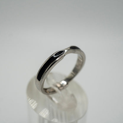 Anillo Olas del Alma, Plata 925 con esmalte negro y diseño ondulado