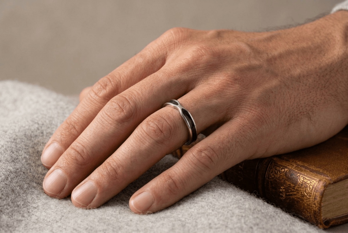 Anillo Olas del Alma, Plata 925 con esmalte negro y diseño ondulado
