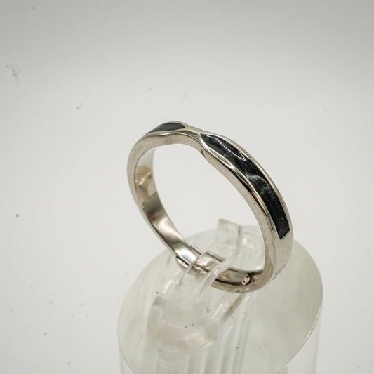 ✨ Anillo “Olas del Alma” – Plata 925 con esmalte negro y diseño ondulado