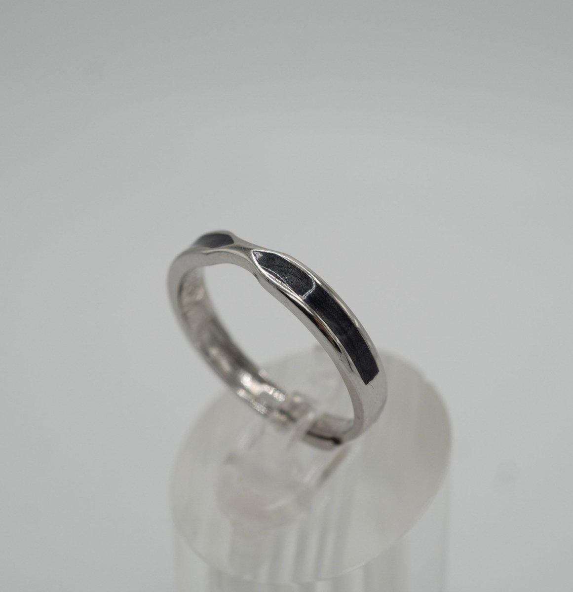 Anillo Olas del Alma, Plata 925 con esmalte negro y diseño ondulado