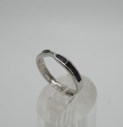 Anillo Olas del Alma, Plata 925 con esmalte negro y diseño ondulado