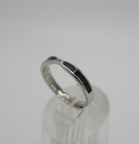 Anillo Olas del Alma, Plata 925 con esmalte negro y diseño ondulado