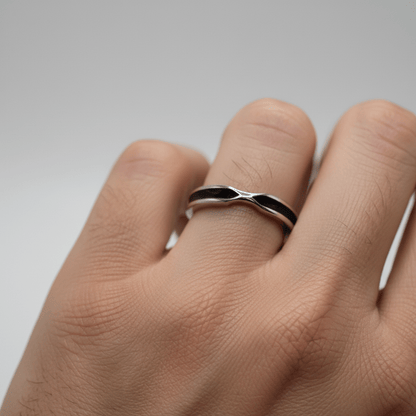 Anillo Olas del Alma, Plata 925 con esmalte negro y diseño ondulado