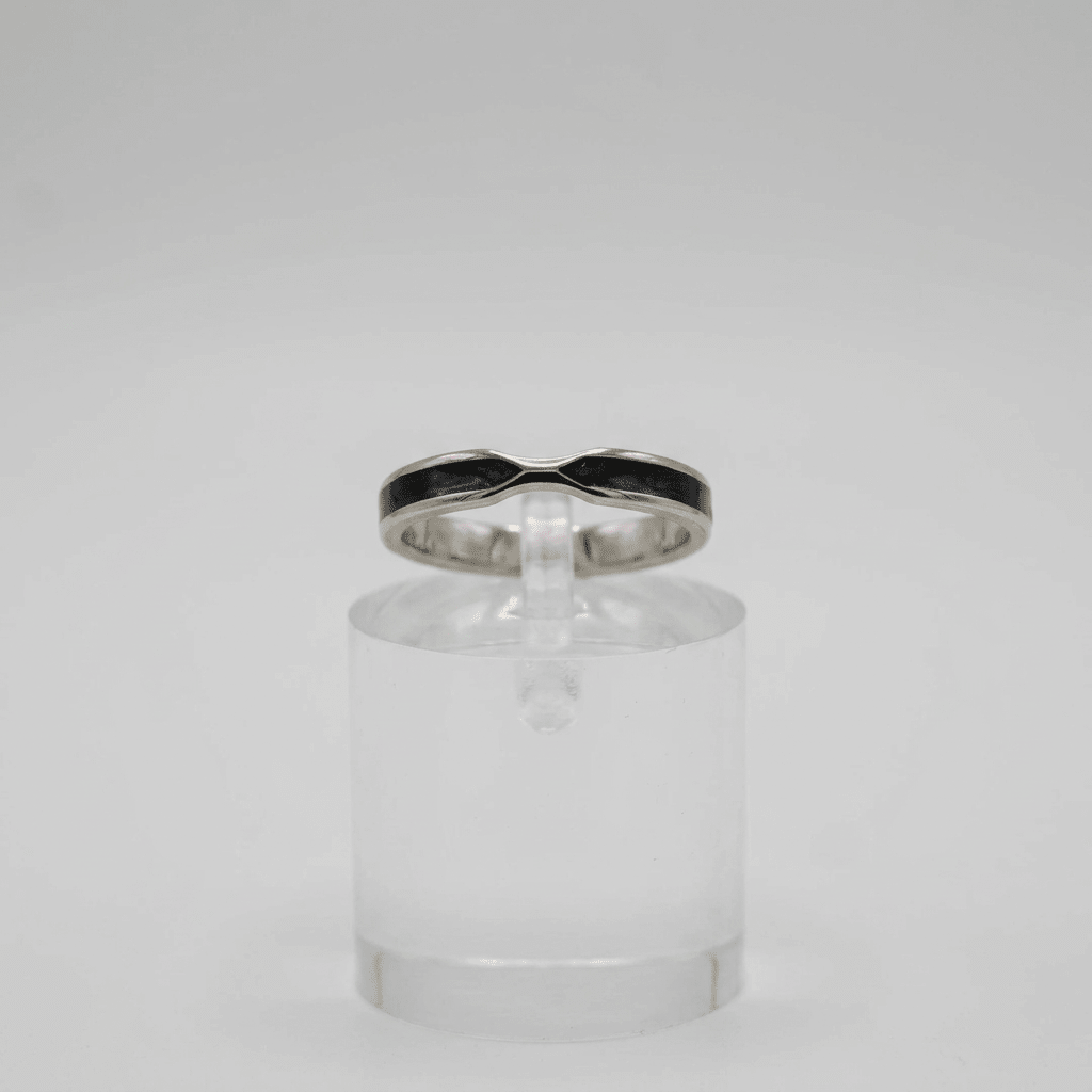 Anillo Olas del Alma, Plata 925 con esmalte negro y diseño ondulado