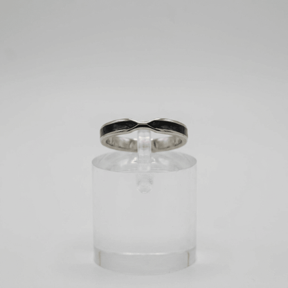Anillo Olas del Alma, Plata 925 con esmalte negro y diseño ondulado