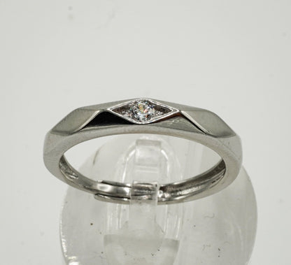 💠 Anillo “Reflejo Moderno” – Plata 925 con Zirconia Cúbica