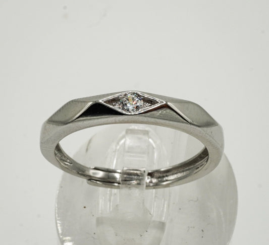 💠 Anillo “Reflejo Moderno” – Plata 925 con Zirconia Cúbica