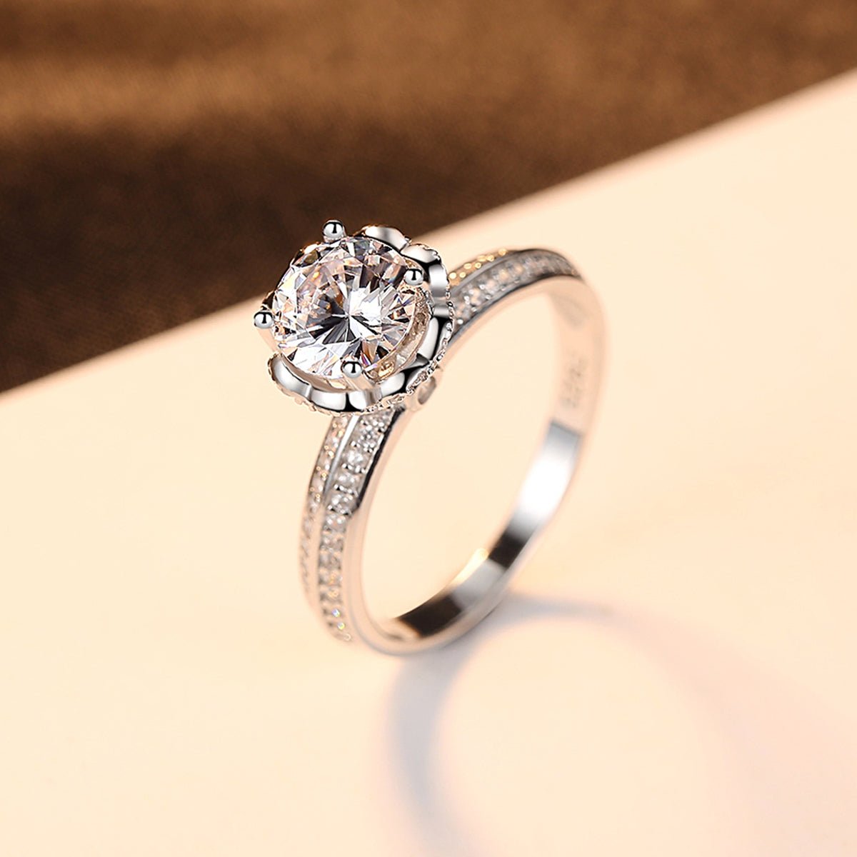 💍 Anillo Romántico en Plata 925 con Zirconia Central de 7 mm - Aurora Boré