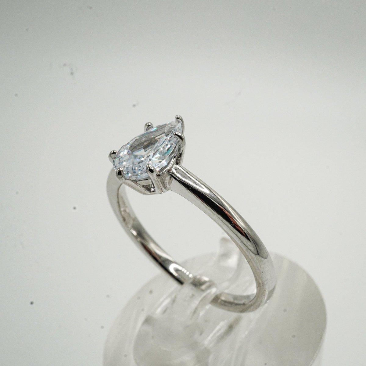 Anillo Solitario corte Pera en Plata con Zirconias Cúbicas con baño de Rodio