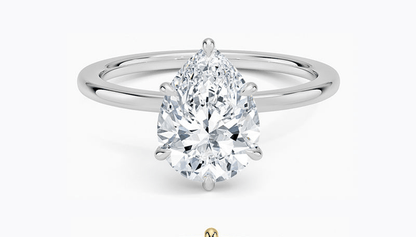 Anillo Solitario corte Pera en Plata con Zirconias Cúbicas con baño de Rodio