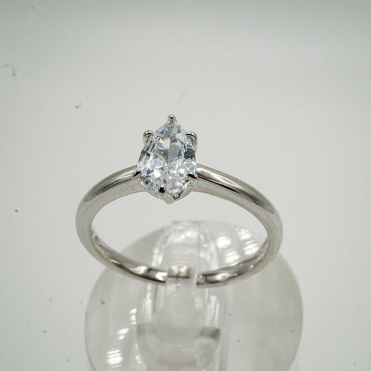 Anillo Solitario corte Pera en Plata con Zirconias Cúbicas con baño de Rodio